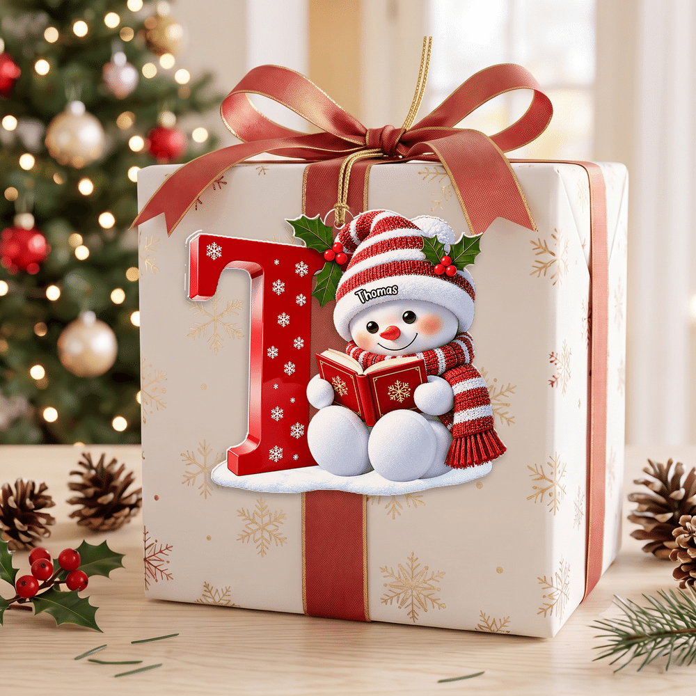 Adorno acrílico personalizado de Navidad con un muñeco de nieve leyendo, con nombre y letra; decoración para el árbol de Navidad y el hogar; regalo de Navidad para niños y la familia 2