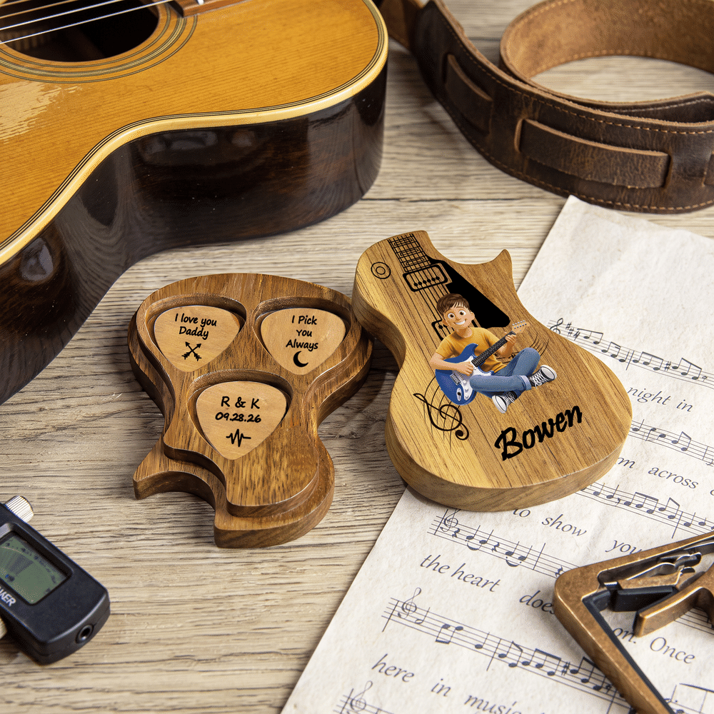 Étui porte-médiators en bois personnalisé avec personnage de dessin animé et effet 3D, comportant un texte avec le prénom et 3 médiators – Cadeau d'anniversaire pour les guitaristes et leurs parents 4