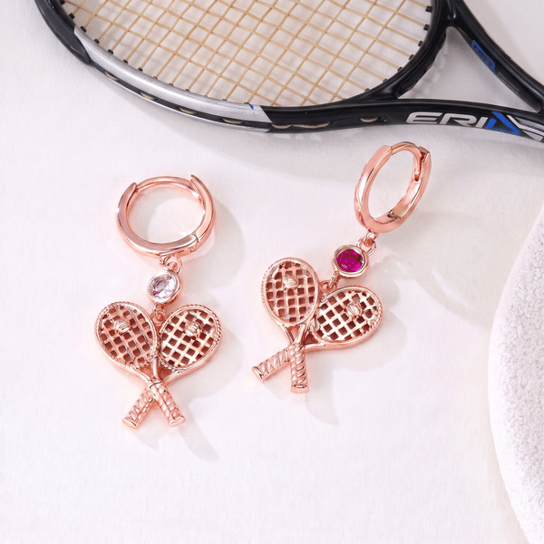 Orecchini personalizzati con racchetta da tennis e pietra natale: gioielli delicati da indossare tutti i giorni, regalo di compleanno per un'amica
