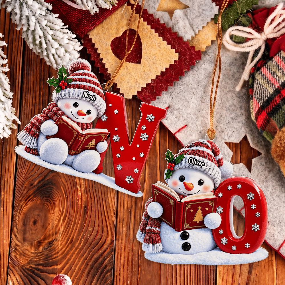 Adorno acrílico personalizado de Navidad con un muñeco de nieve leyendo, con nombre y letra; decoración para el árbol de Navidad y el hogar; regalo de Navidad para niños y la familia 5