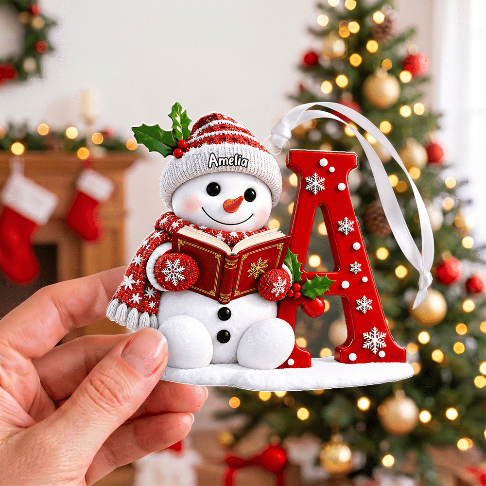 Adorno acrílico personalizado de Navidad con un muñeco de nieve leyendo, con nombre y letra; decoración para el árbol de Navidad y el hogar; regalo de Navidad para niños y la familia 4