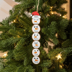 Décoration de Noël en bois personnalisée « Famille de bonhommes de neige avec bonnet de Père Noël », pouvant accueillir de 1 à 6 prénoms et l'année – Cadeau de Noël pour la famille et les amis