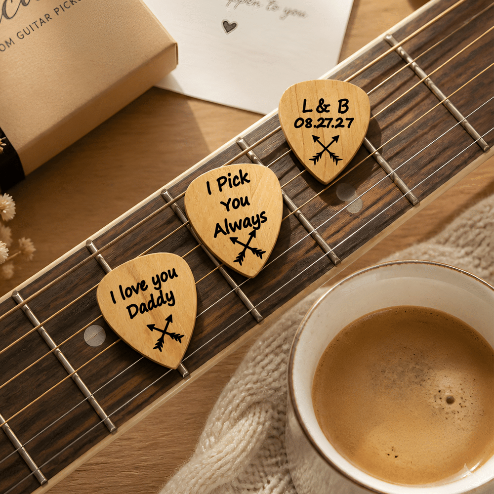 Étui porte-médiators en bois personnalisé avec personnage de dessin animé et effet 3D, comportant un texte avec le prénom et 3 médiators – Cadeau d'anniversaire pour les guitaristes et leurs parents 7