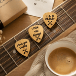 Étui porte-médiators en bois personnalisé avec personnage de dessin animé et effet 3D, comportant un texte avec le prénom et 3 médiators – Cadeau d'anniversaire pour les guitaristes et leurs parents 7