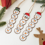 Décoration de Noël en bois personnalisée « Famille de bonhommes de neige avec bonnet de Père Noël », pouvant accueillir de 1 à 6 prénoms et l'année – Cadeau de Noël pour la famille et les amis