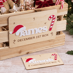Personalisiertes Weihnachts-Etikett für Weihnachtsschachteln mit Weihnachtsmannmütze und Zuckerstange, mit Namen und Text – Weihnachtsgeschenk für Kinder und die Familie 1