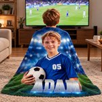 Couverture légère personnalisée pour garçon sur le thème du football, avec photo, prénom et numéro – Décoration d'intérieur, cadeau d'anniversaire sur le thème du sport pour un enfant passionné de football ou un jeune footballeur