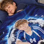 Couverture légère personnalisée pour garçon sur le thème du football, avec photo, prénom et numéro – Décoration d'intérieur, cadeau d'anniversaire sur le thème du sport pour un enfant passionné de football ou un jeune footballeur