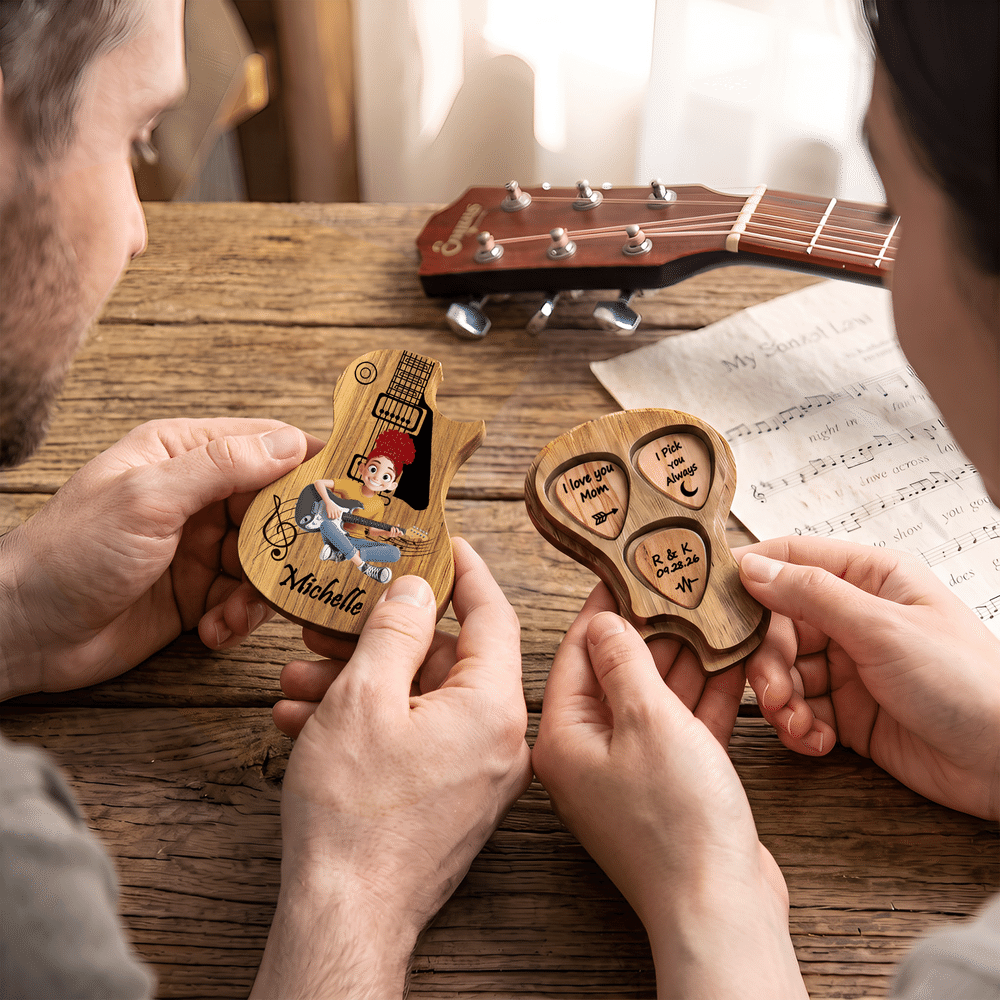 Étui porte-médiators en bois personnalisé avec personnage de dessin animé et effet 3D, comportant un texte avec le prénom et 3 médiators – Cadeau d'anniversaire pour les guitaristes et leurs parents 2