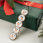 Décoration de Noël en bois personnalisée « Famille de bonhommes de neige avec bonnet de Père Noël », pouvant accueillir de 1 à 6 prénoms et l'année – Cadeau de Noël pour la famille et les amis