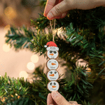 Décoration de Noël en bois personnalisée « Famille de bonhommes de neige avec bonnet de Père Noël », pouvant accueillir de 1 à 6 prénoms et l'année – Cadeau de Noël pour la famille et les amis