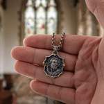 Collier en argent massif avec pendentif personnalisé en forme de bouclier orné d'une médaille de saint et d'une inscription – Cadeau religieux chrétien pour homme ou papa
