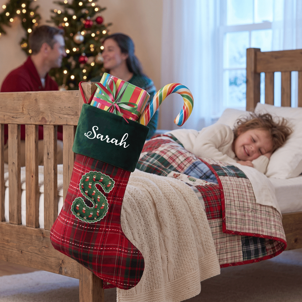 Calcetín navideño personalizado con estilo navideño, con iniciales, a cuadros rojos y verdes, con nombre; decoración para el hogar; regalo de Navidad para niños, familiares y amigos 4