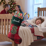 Calcetín navideño personalizado con estilo navideño, con iniciales, a cuadros rojos y verdes, con nombre; decoración para el hogar; regalo de Navidad para niños, familiares y amigos 4
