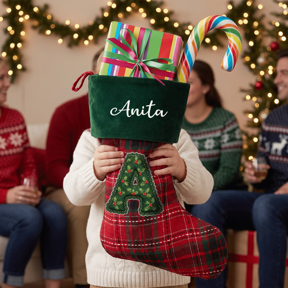 Calcetín navideño personalizado con estilo navideño, con iniciales, a cuadros rojos y verdes, con nombre; decoración para el hogar; regalo de Navidad para niños, familiares y amigos 2