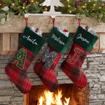 Calcetín navideño personalizado con estilo navideño, con iniciales, a cuadros rojos y verdes, con nombre; decoración para el hogar; regalo de Navidad para niños, familiares y amigos 1