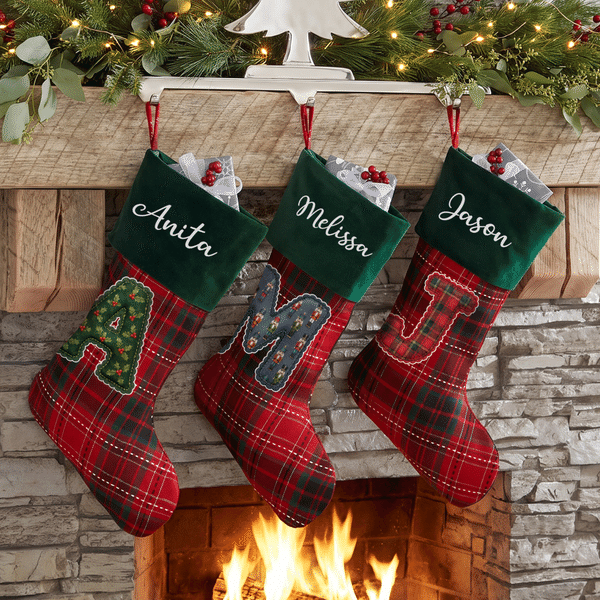 Calcetín navideño personalizado con estilo navideño, con iniciales, a cuadros rojos y verdes, con nombre; decoración para el hogar; regalo de Navidad para niños, familiares y amigos
