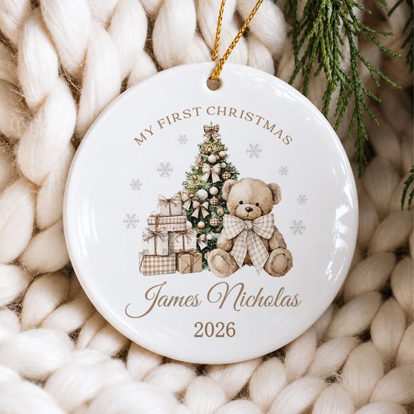 Décoration de Noël personnalisée en céramique pour sapin de Noël : ours en peluche « Premier Noël de bébé » avec prénom et année – Décoration d'intérieur et cadeau de Noël pour un nouveau-né