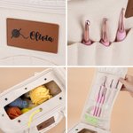 Borsa portaoggetti a scomparti multipli con design personalizzato dell'uncinetto e etichetta in pelle PU: regalo di compleanno o anniversario per la nonna appassionata di lavoro a maglia