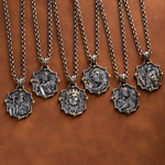 Collier en argent massif avec pendentif personnalisé en forme de bouclier orné d'une médaille de saint et d'une inscription – Cadeau religieux chrétien pour homme ou papa
