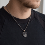 Collier en argent massif avec pendentif personnalisé en forme de bouclier orné d'une médaille de saint et d'une inscription – Cadeau religieux chrétien pour homme ou papa