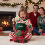 Calcetín navideño personalizado con estilo navideño, con iniciales, a cuadros rojos y verdes, con nombre; decoración para el hogar; regalo de Navidad para niños, familiares y amigos 3