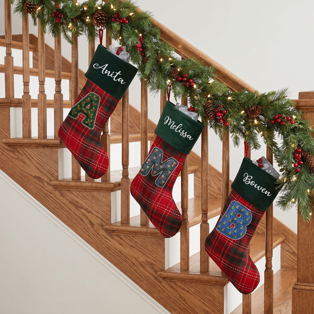 Calcetín navideño personalizado con estilo navideño, con iniciales, a cuadros rojos y verdes, con nombre; decoración para el hogar; regalo de Navidad para niños, familiares y amigos 5