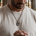 Collier en argent massif avec pendentif personnalisé en forme de bouclier orné d'une médaille de saint et d'une inscription – Cadeau religieux chrétien pour homme ou papa
