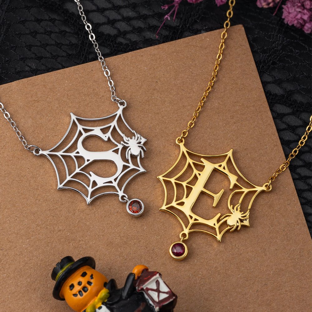 Collar personalizado de plata de ley con una espeluznante telaraña, piedra natal e inicial: exquisita joya, regalo de Halloween o de aniversario para ella 3