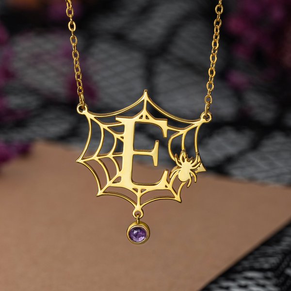 Collar personalizado de plata de ley con una espeluznante telaraña, piedra natal e inicial: exquisita joya, regalo de Halloween o de aniversario para ella