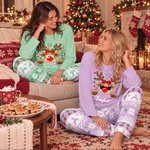 Ensemble de pyjamas personnalisés et colorés sur le thème de Noël, représentant une famille de rennes, avec prénom. Vêtements confortables à porter au quotidien. Cadeau de Noël idéal pour les parents et les enfants.