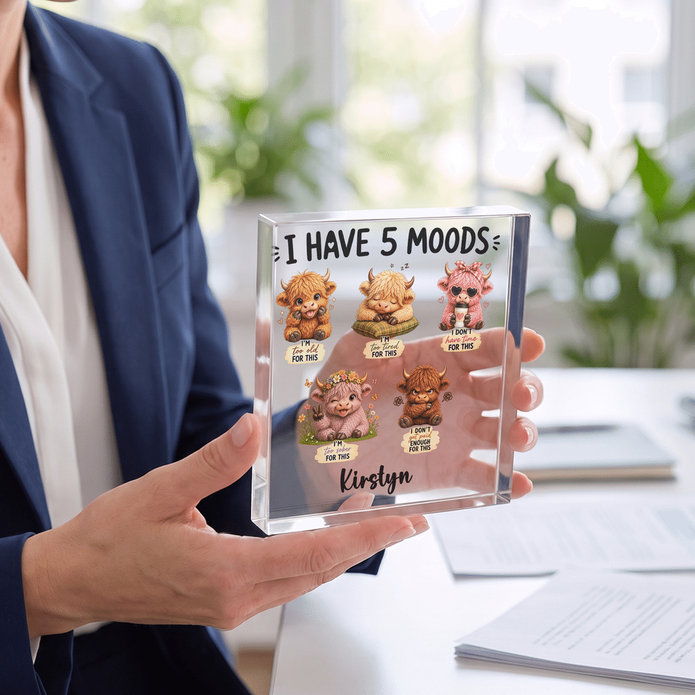 Targhetta da scrivania personalizzata in acrilico con la scritta "I Have 5 Moods" e motivo "Highland Cow", con nome, decorazione per l'ufficio, regalo di compleanno per amici e colleghi 4