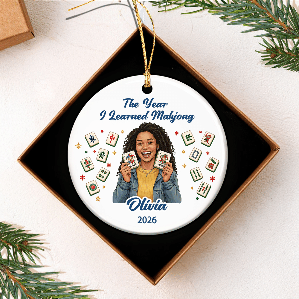 Adorno de cerámica con fichas de mahjong ilustradas con dibujos animados personalizados, con nombre y año; decoración navideña para el árbol; regalo para los amantes del mahjong 6