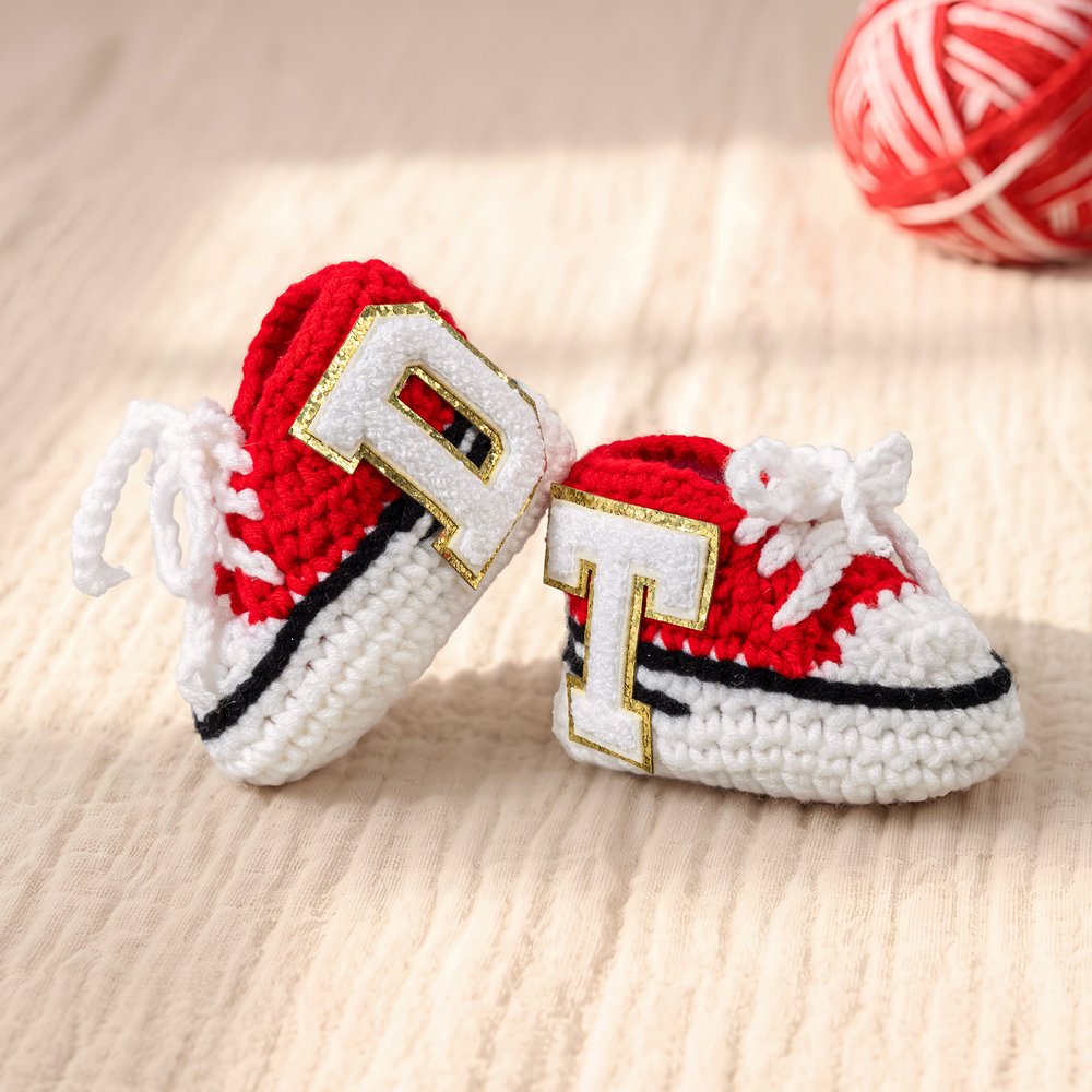 Gepersonaliseerde, zachte, gehaakte babysneakersokjes met initialen – voor dagelijks gebruik, als verjaardags- of babyshowercadeau voor pasgeborenen en ouders 3