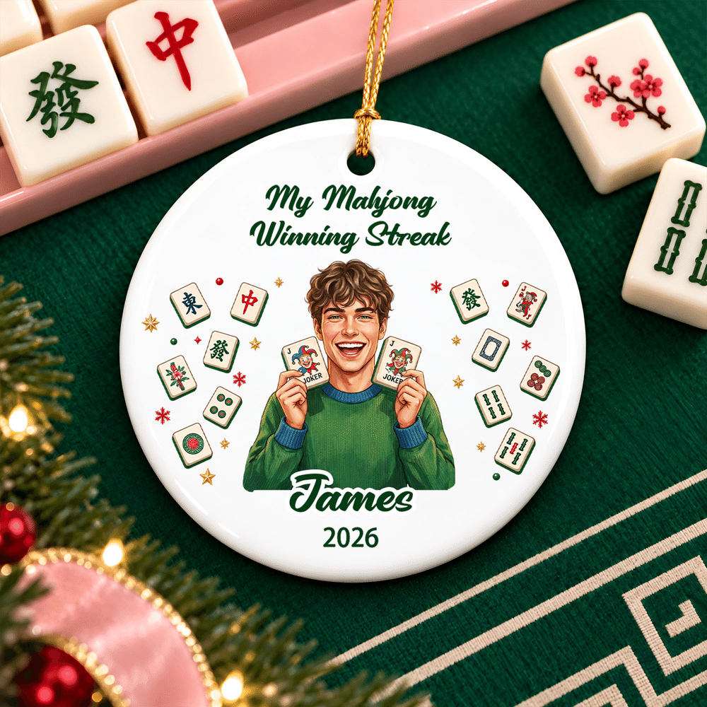 Adorno de cerámica con fichas de mahjong ilustradas con dibujos animados personalizados, con nombre y año; decoración navideña para el árbol; regalo para los amantes del mahjong 5