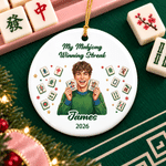 Adorno de cerámica con fichas de mahjong ilustradas con dibujos animados personalizados, con nombre y año; decoración navideña para el árbol; regalo para los amantes del mahjong 5