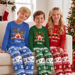 Ensemble de pyjamas personnalisés et colorés sur le thème de Noël, représentant une famille de rennes, avec prénom. Vêtements confortables à porter au quotidien. Cadeau de Noël idéal pour les parents et les enfants.