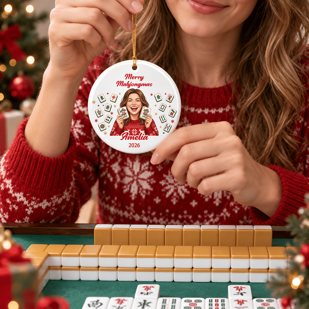 Adorno de cerámica con fichas de mahjong ilustradas con dibujos animados personalizados, con nombre y año; decoración navideña para el árbol; regalo para los amantes del mahjong 3
