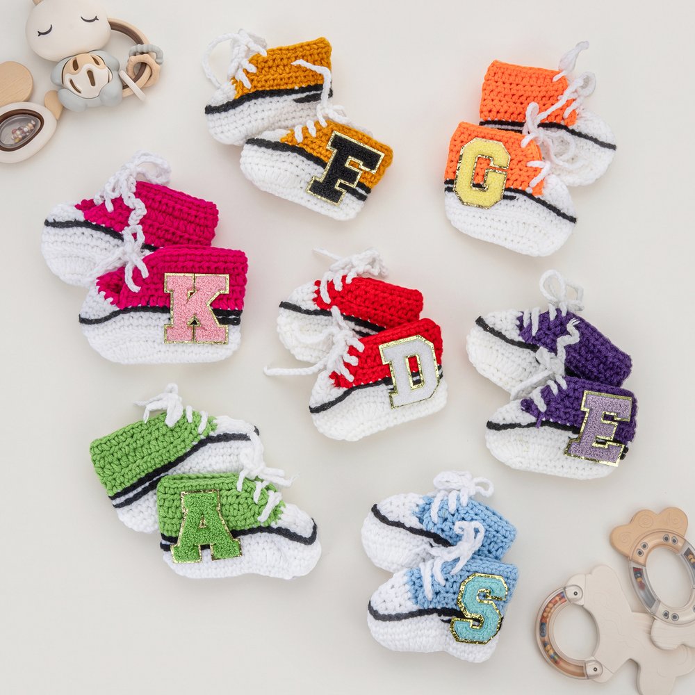 Gepersonaliseerde, zachte, gehaakte babysneakersokjes met initialen – voor dagelijks gebruik, als verjaardags- of babyshowercadeau voor pasgeborenen en ouders 2