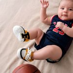 Gepersonaliseerde, zachte, gehaakte babysneakersokjes met initialen – voor dagelijks gebruik, als verjaardags- of babyshowercadeau voor pasgeborenen en ouders 4