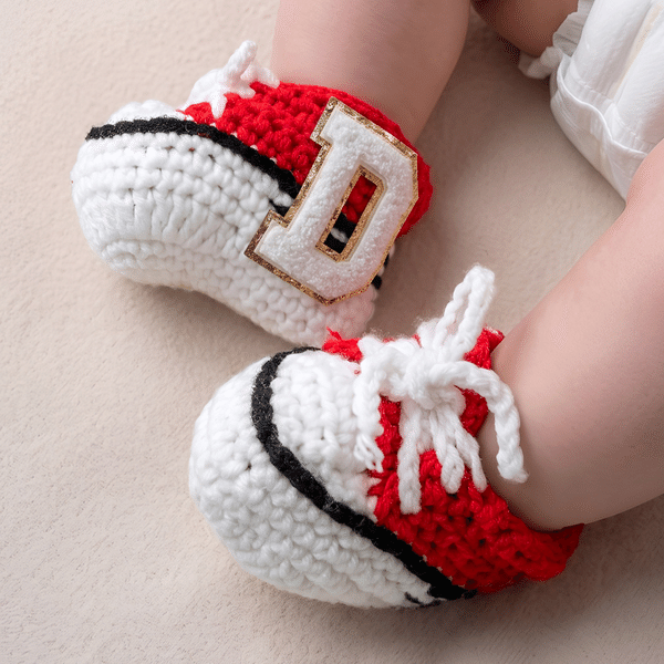 Gepersonaliseerde, zachte, gehaakte babysneakersokjes met initialen – voor dagelijks gebruik, als verjaardags- of babyshowercadeau voor pasgeborenen en ouders