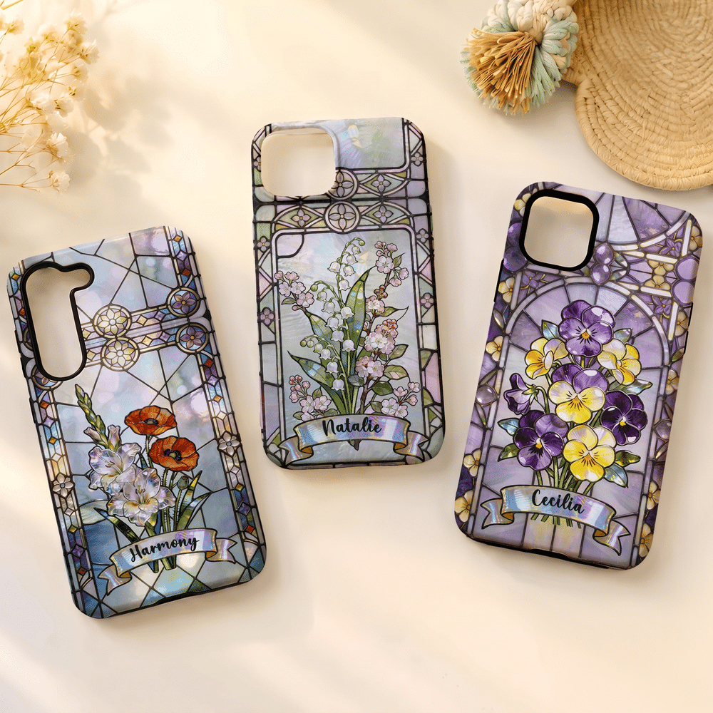 Coque de téléphone personnalisée style vitrail avec fleur de naissance et prénom pour iPhone – Cadeau d'amitié ou d'anniversaire pour la famille ou un ami, à utiliser au quotidien 1