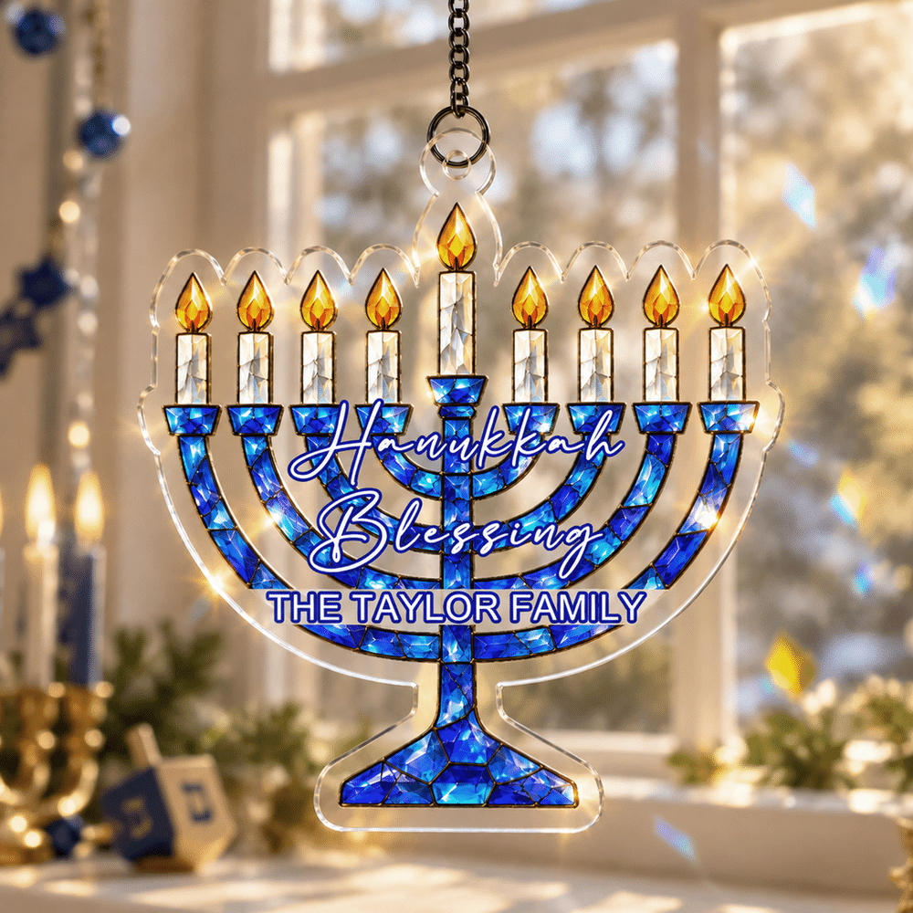 Décoration d'intérieur personnalisée : menorah en acrylique avec motif de vitrail et prénom de famille, à suspendre, pour Hanoukka – Cadeau de fête pour vos amis et votre famille juifs 2