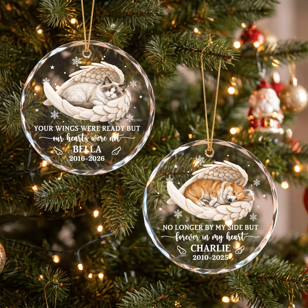 Adorno redondo de cristal personalizado con foto de una mascota durmiendo con alas de ángel, con nombre y año; regalo navideño conmemorativo y de condolencia para propietarios y amantes de mascotas 2