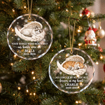 Adorno redondo de cristal personalizado con foto de una mascota durmiendo con alas de ángel, con nombre y año; regalo navideño conmemorativo y de condolencia para propietarios y amantes de mascotas 2