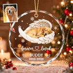 Adorno redondo de cristal personalizado con foto de una mascota durmiendo con alas de ángel, con nombre y año; regalo navideño conmemorativo y de condolencia para propietarios y amantes de mascotas 1