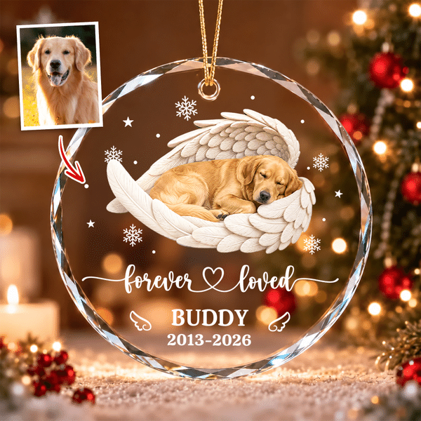 Adorno redondo de cristal personalizado con foto de una mascota durmiendo con alas de ángel, con nombre y año; regalo navideño conmemorativo y de condolencia para propietarios y amantes de mascotas