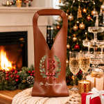 Bolsa protectora para vino personalizada de cuero sintético con inicial, estilo «Red Velvet» y lazo de acebo; regalo navideño con texto para un amante del vino, familiar o amigo 4