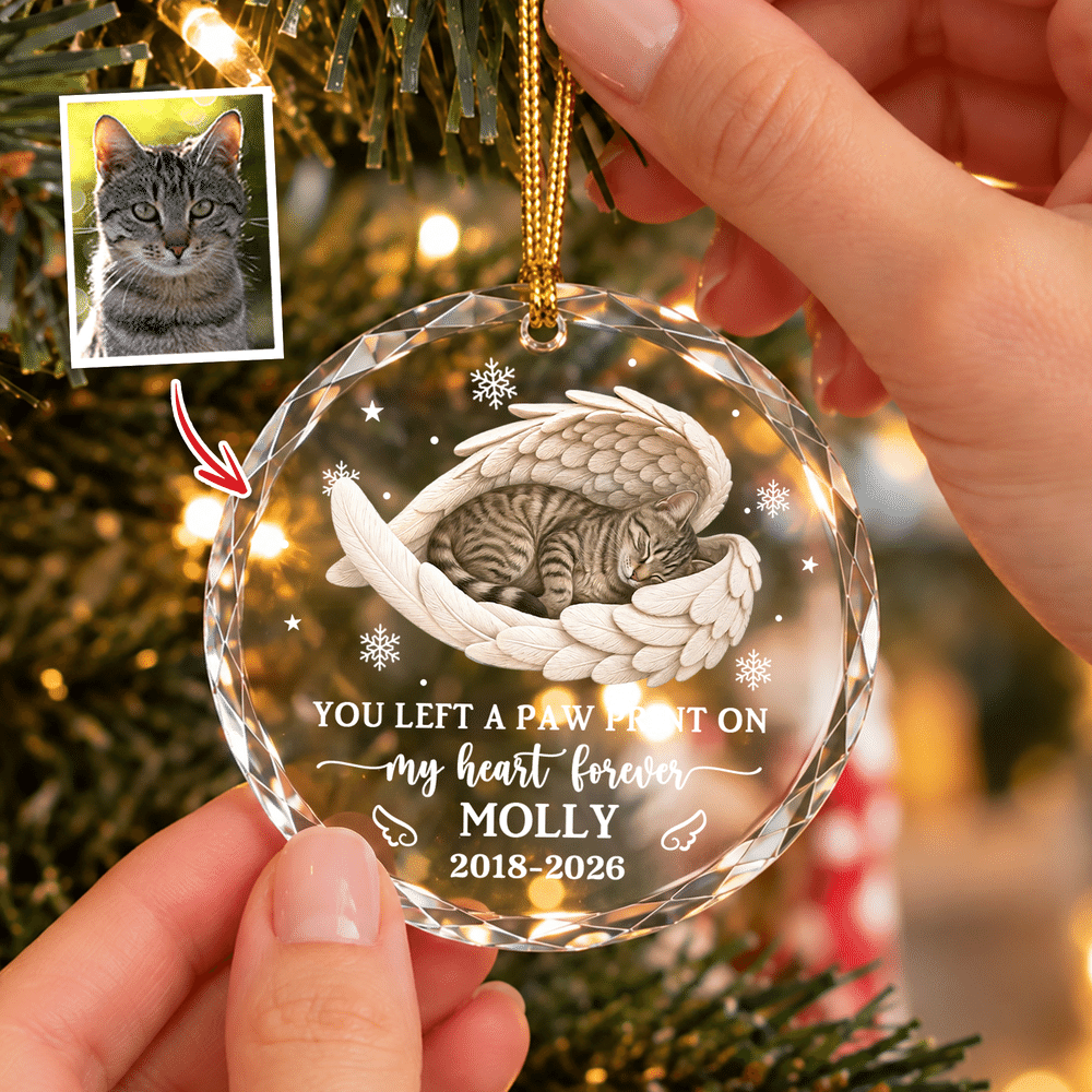 Adorno redondo de cristal personalizado con foto de una mascota durmiendo con alas de ángel, con nombre y año; regalo navideño conmemorativo y de condolencia para propietarios y amantes de mascotas 4