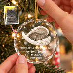 Adorno redondo de cristal personalizado con foto de una mascota durmiendo con alas de ángel, con nombre y año; regalo navideño conmemorativo y de condolencia para propietarios y amantes de mascotas 4